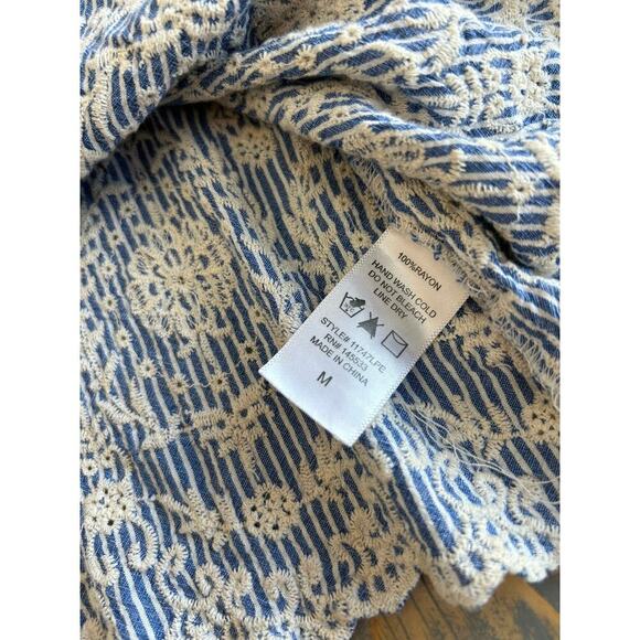 W5 Short Sleeve Pinstripe Blue White Embroidered Blouse M - Picture 7 of 7